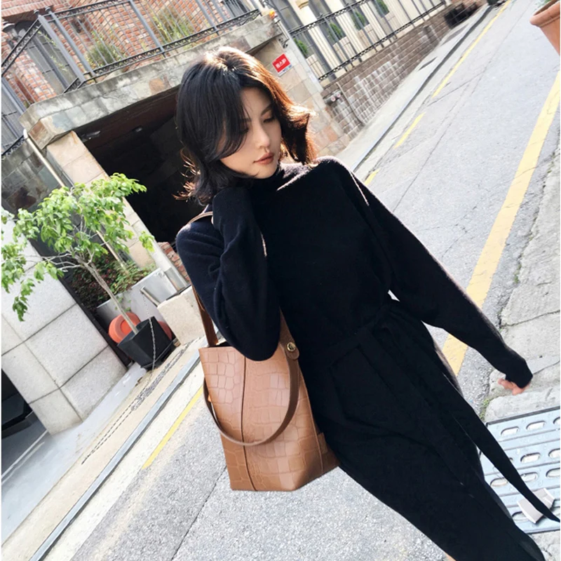 Женское трикотажное платье свитер с поясом на осень и зиму облегающее эластичное