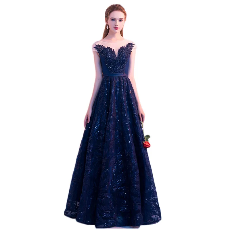 Женское вечернее платье макси с темно синими перьями элегантное для приема и
