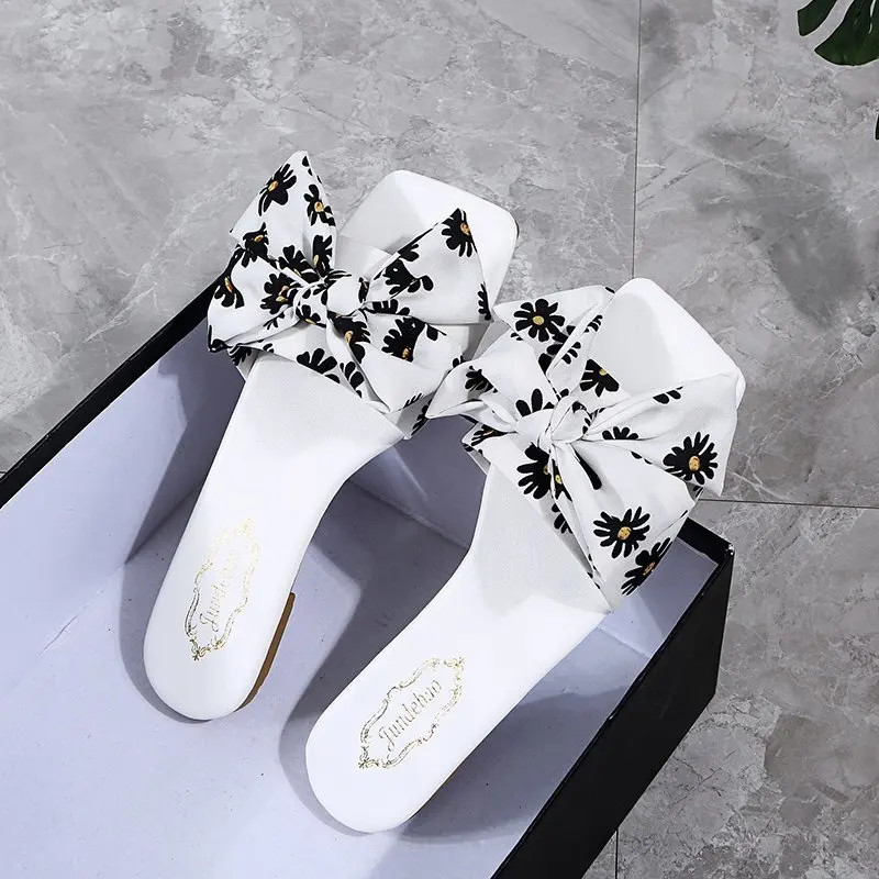

One-word sandals and slippers female summer wear new Korean fashion wild net red ins non-slip square head flat bow