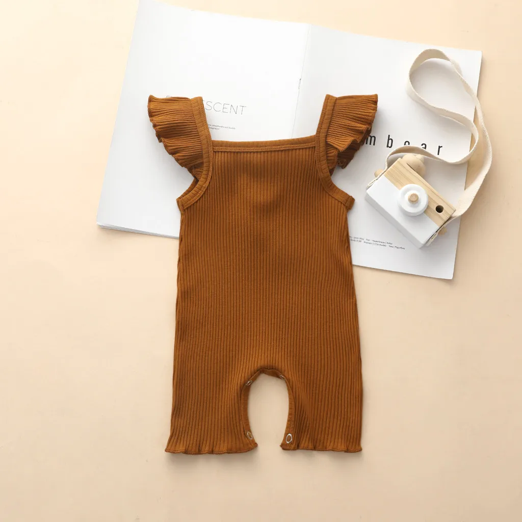 Летний комбинезон для новорожденных однотонный без рукавов с оборками на