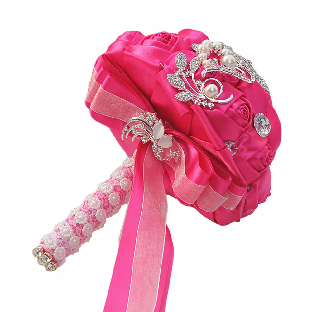 Свадебный букет из искусственных роз с атласными стразами невесты держащих