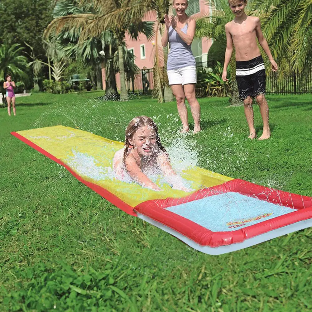 Одна двойная водная горка для серфинга сад газон брызги воды бассейна летние