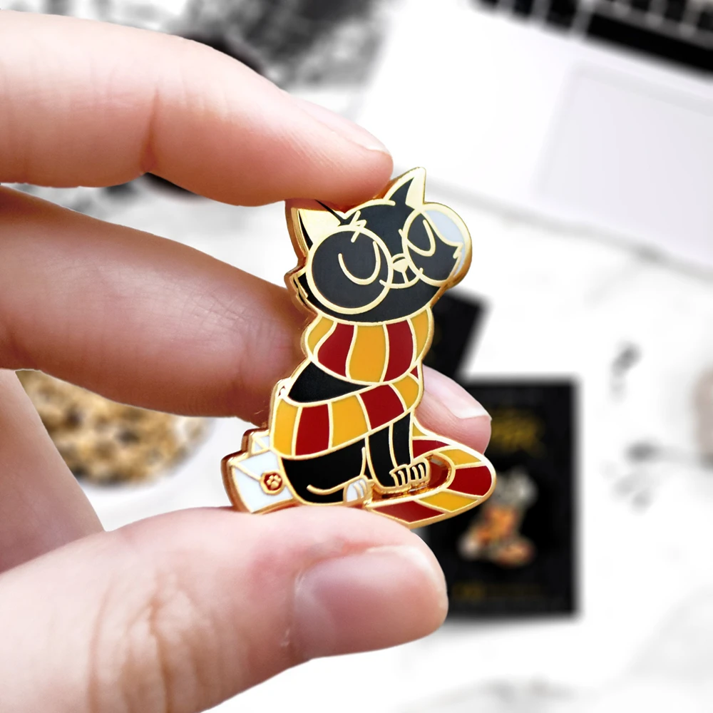 

Gryffindors Magic Cat Hard Enamel Pin Cute Cartoons Animal Scarf Black Cats Golden Brooch Fashion Backpack Pin Decor Unique Gift