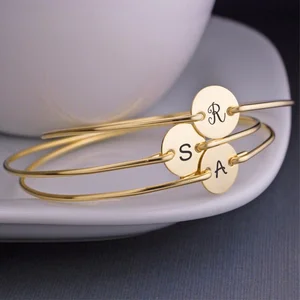 Vnox оригинальный браслет для женщин и девушек, золотой тон, нержавеющая сталь, персонализированная буква, монета, манжета, браслет, вечерние ювелирные изделия