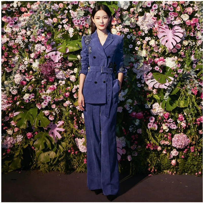 Женский костюм из 2 предметов синий двубортный приталенный с вышивкой пиджак и