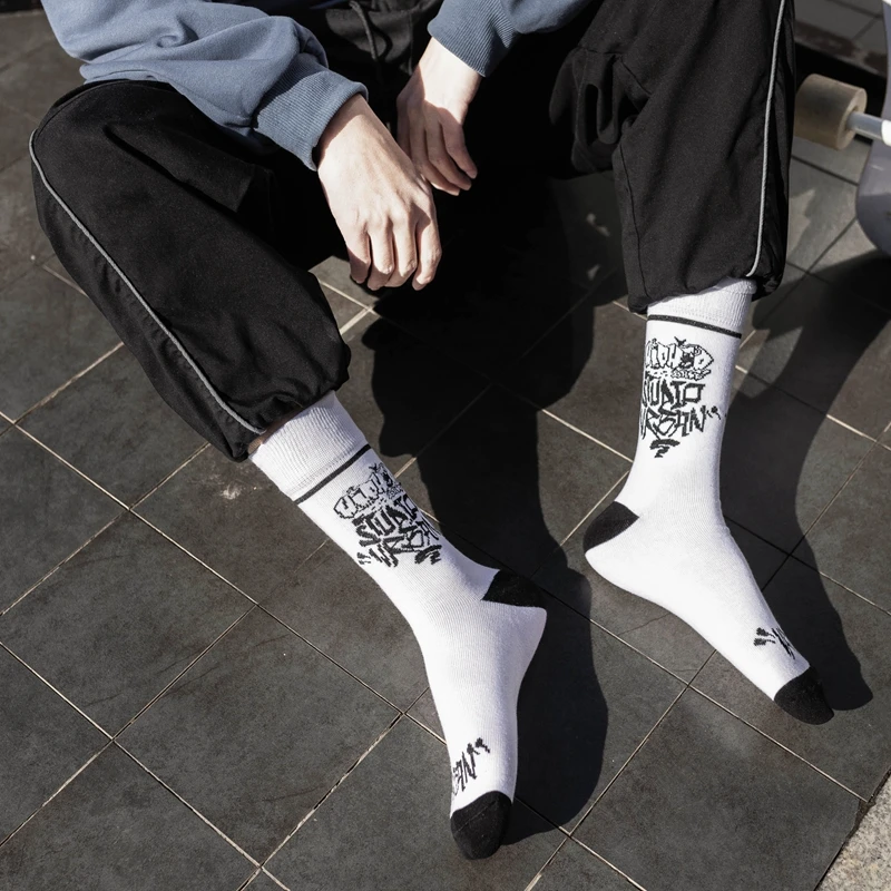 

Men's Socks Street Hip Hop Black White Street Dance Graffiti Harajuku Skateboard Socks Cotton Trendy Personality Women's Socks