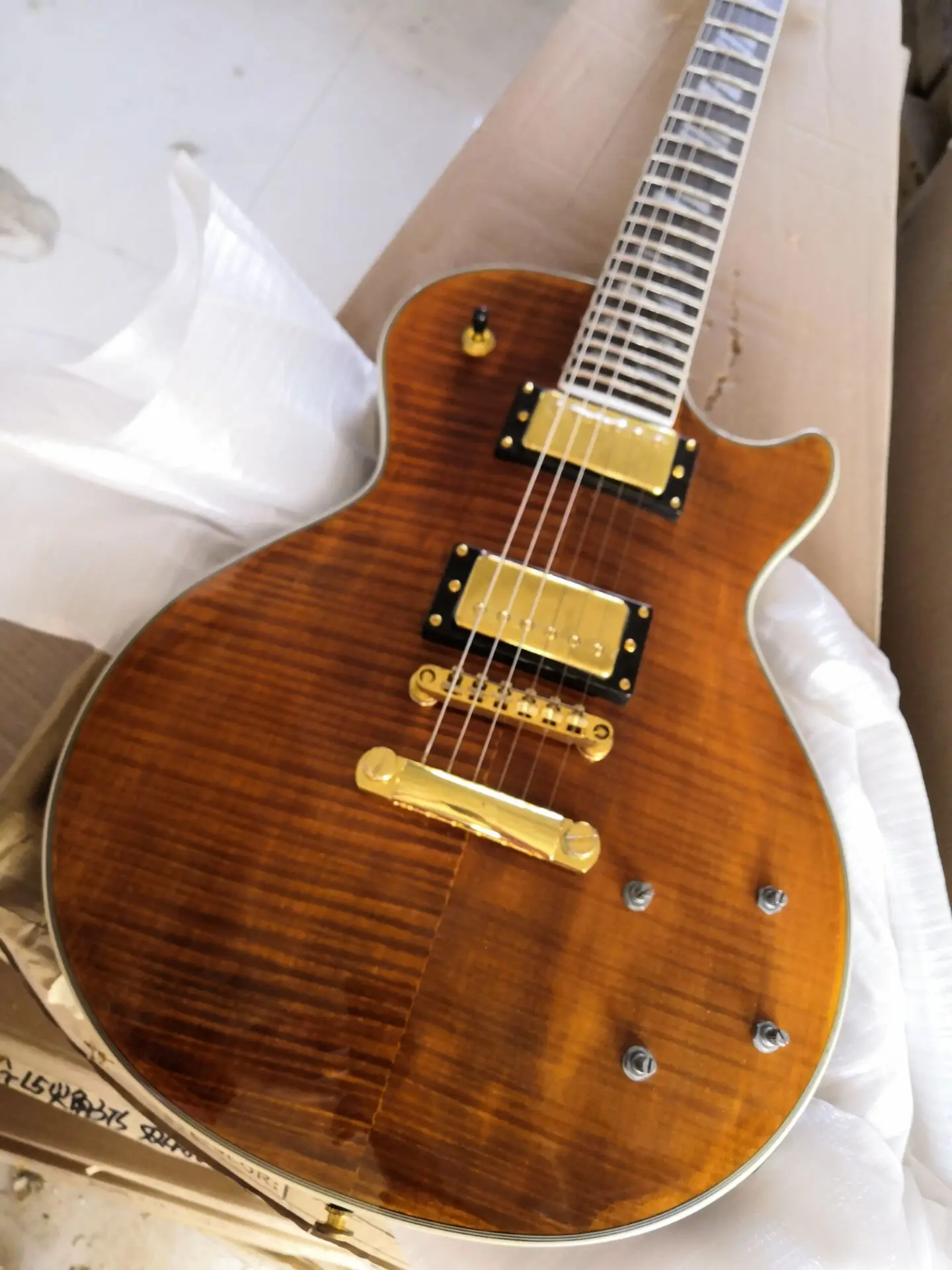 Бесплатная доставка AAA пользовательский магазин электрогитара корпус красного