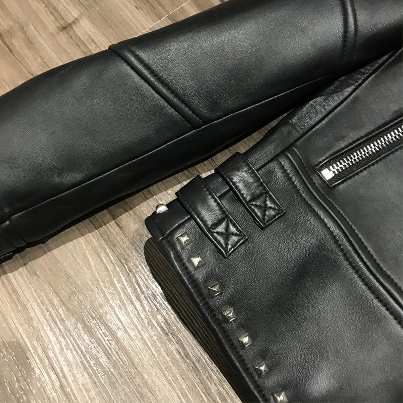 Кожаная куртка с заклепками | Женская одежда