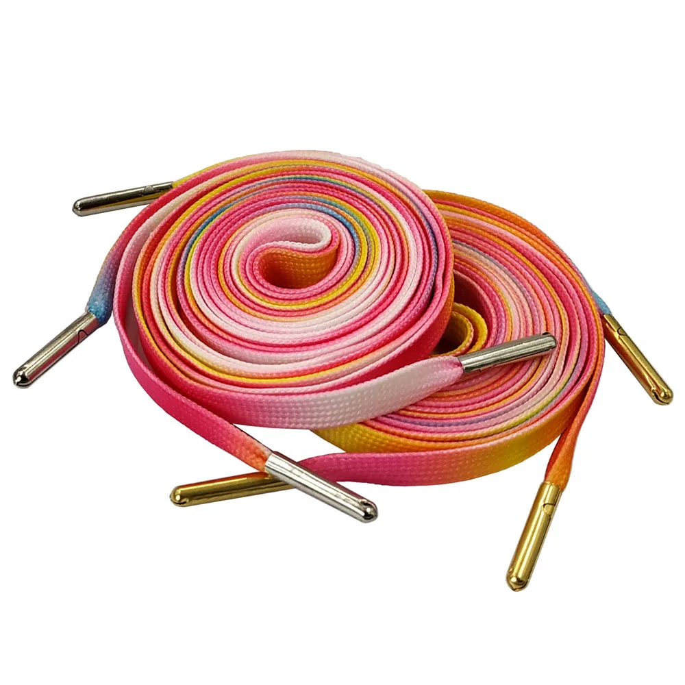 Плоские шнурки ярких цветов с золотистыми/серебристыми металлическими