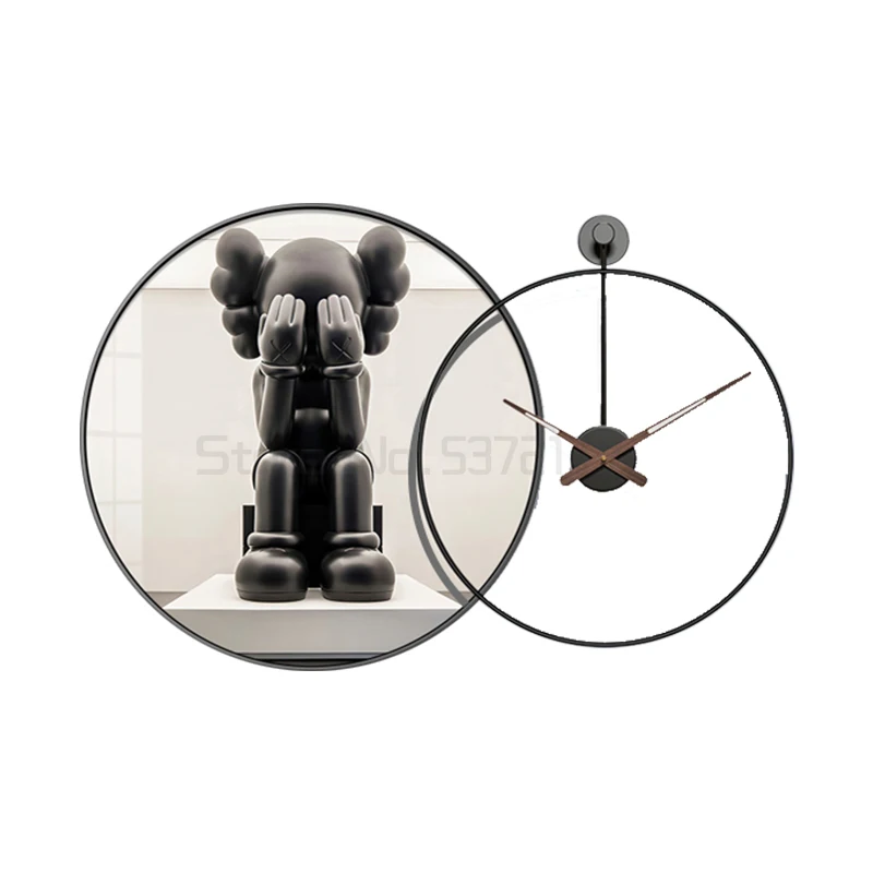 

Бытовая фотография с круглыми часами