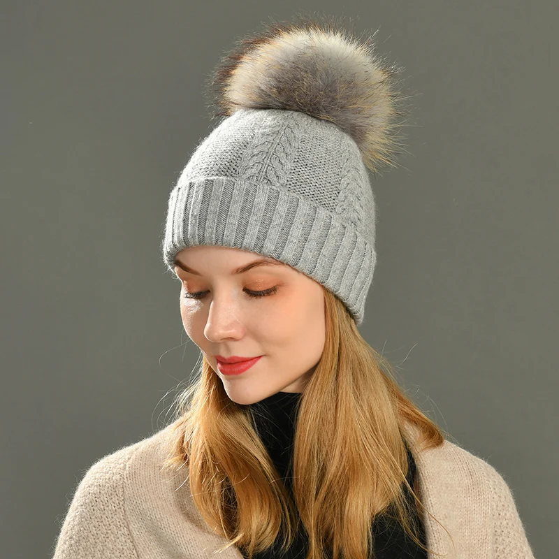 Женская шерстяная шапка с помпоном из натурального меха енота вязаная большим