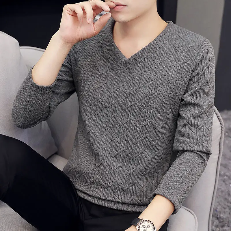 

New long sleeve T-shirt for men's slim young men's bottom shirt with velvet and V-neck in autumn and winter