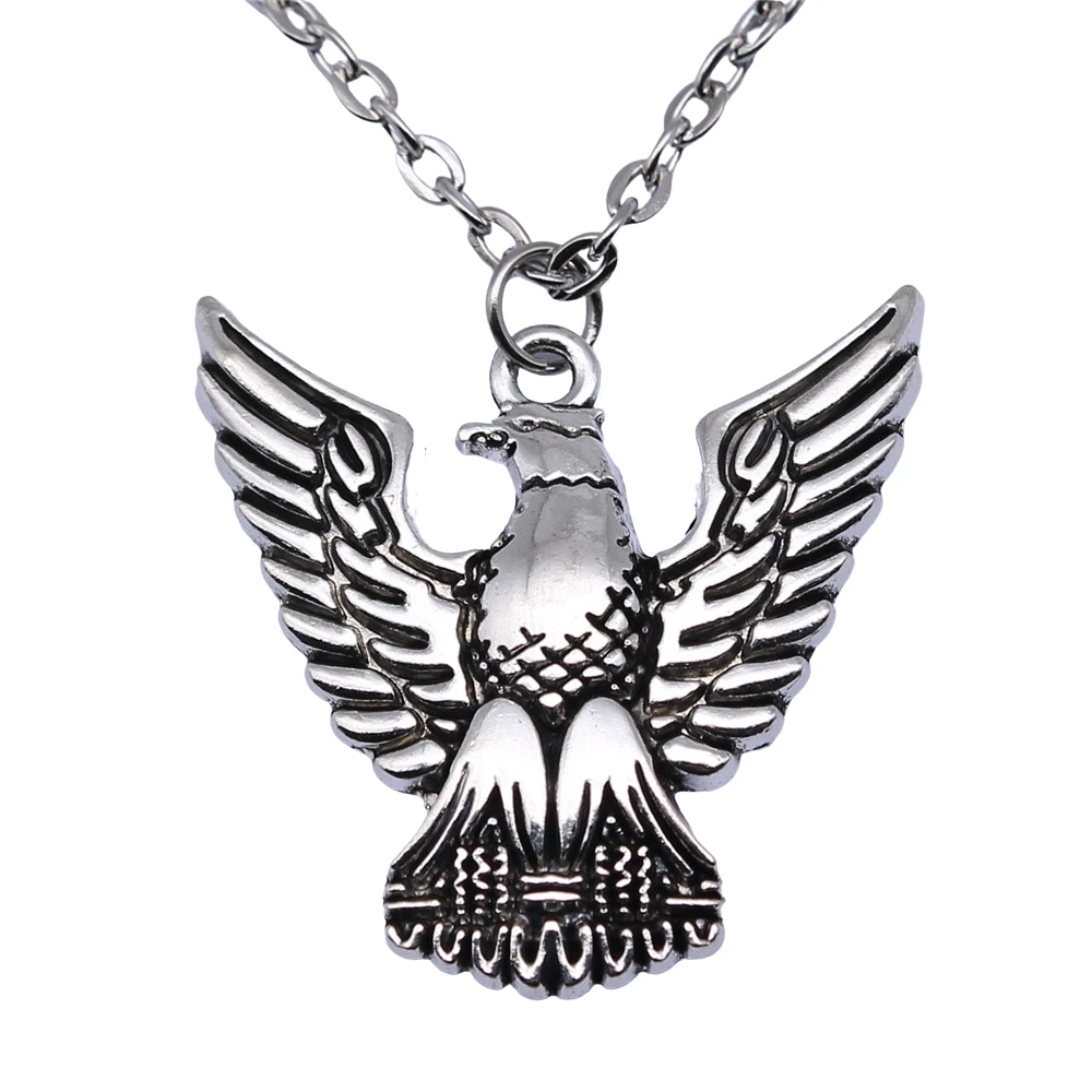 Модное ожерелье в античном стиле серебряного цвета с подвеской виде