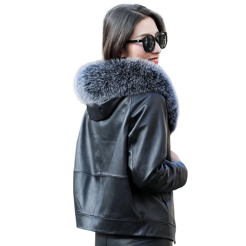 Женский короткий пуховик из натуральной кожи с воротником лисьего меха и