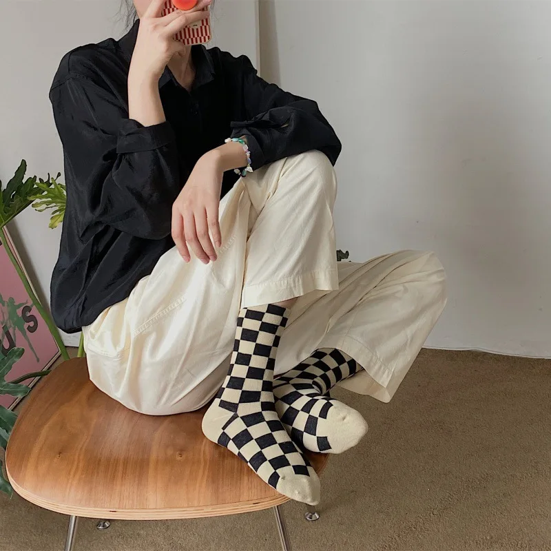 

2021 autumn checkered socks ladies cotton breathable middle socks black and white plaid socks Japanese tide socks woman socks