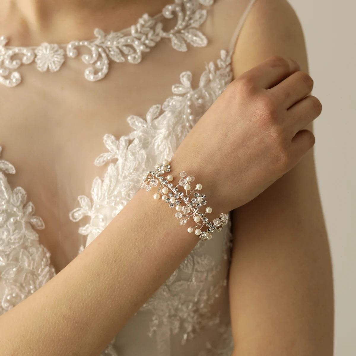 

Elegant Wedding Accessories Crystal Rhinestone Pearls Handmade Wrist Corsage for Travel Perform Studio Daily Photo Prop O584