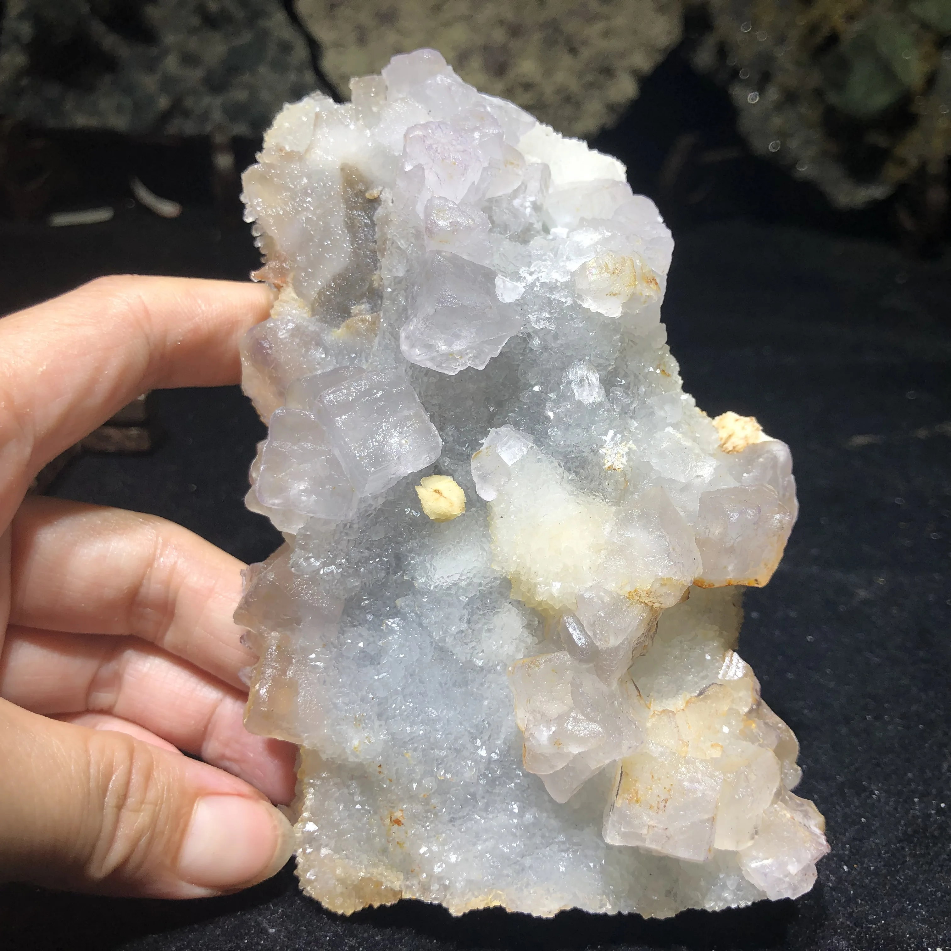 

336,5 натуральный фиолетовый флюорит с фиолетовыми краями и кварцевое минеральное украшение для комнаты гало лечение обучение аксессуары для украшения дома