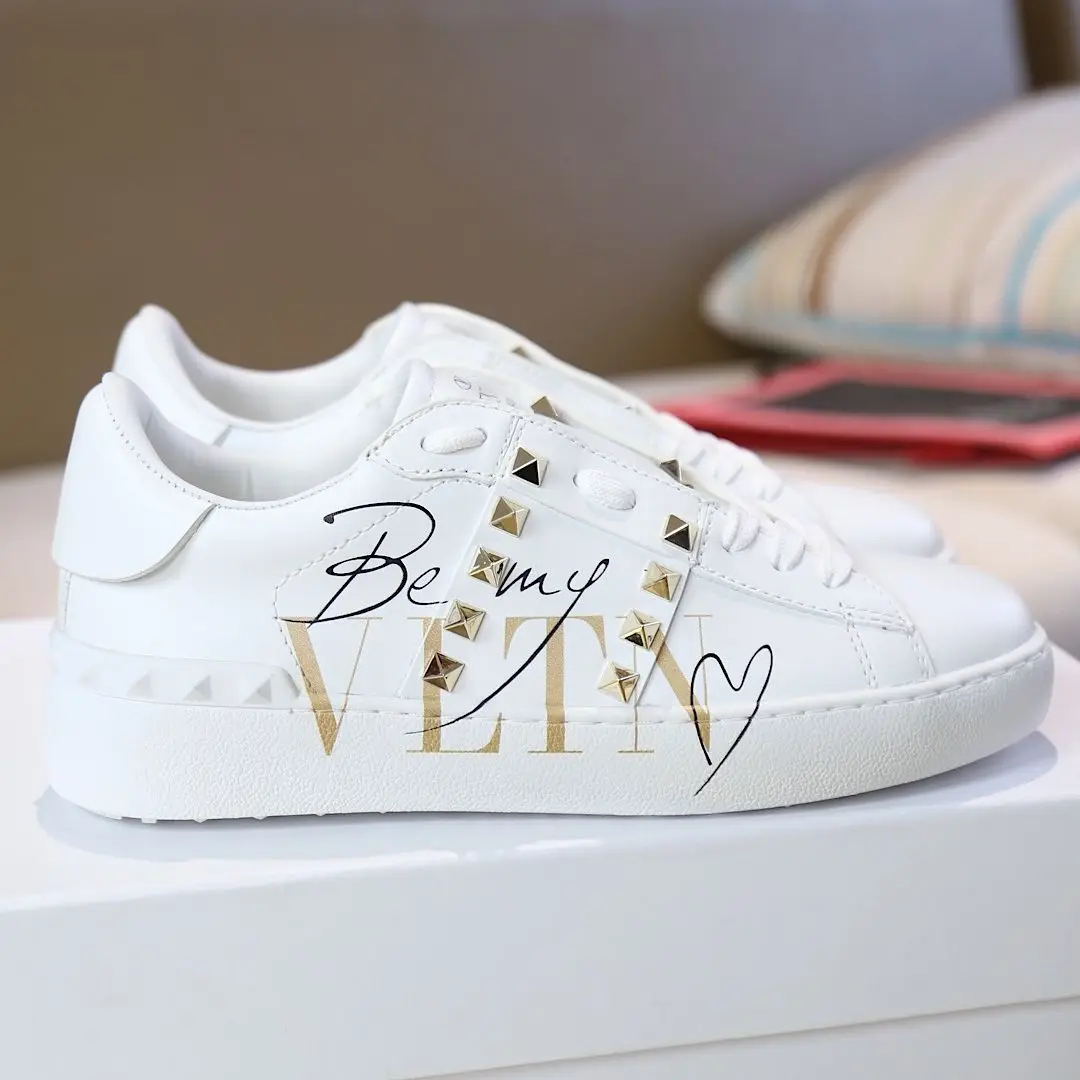 

2021 Men's and Women's New European and American Flat Bottomed Versatile Thick Bottomed Leisure Sports Rivet Small White Shoes
