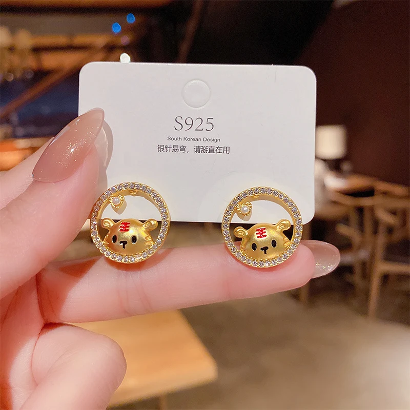 

Милые серьги с мультяшным рисунком тигр животные стразы серьги для женщин и девочек маленькие модные серебряные ювелирные изделия для свад...