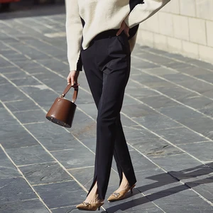 Брюки-карандаш женские черные, с разрезом, весна