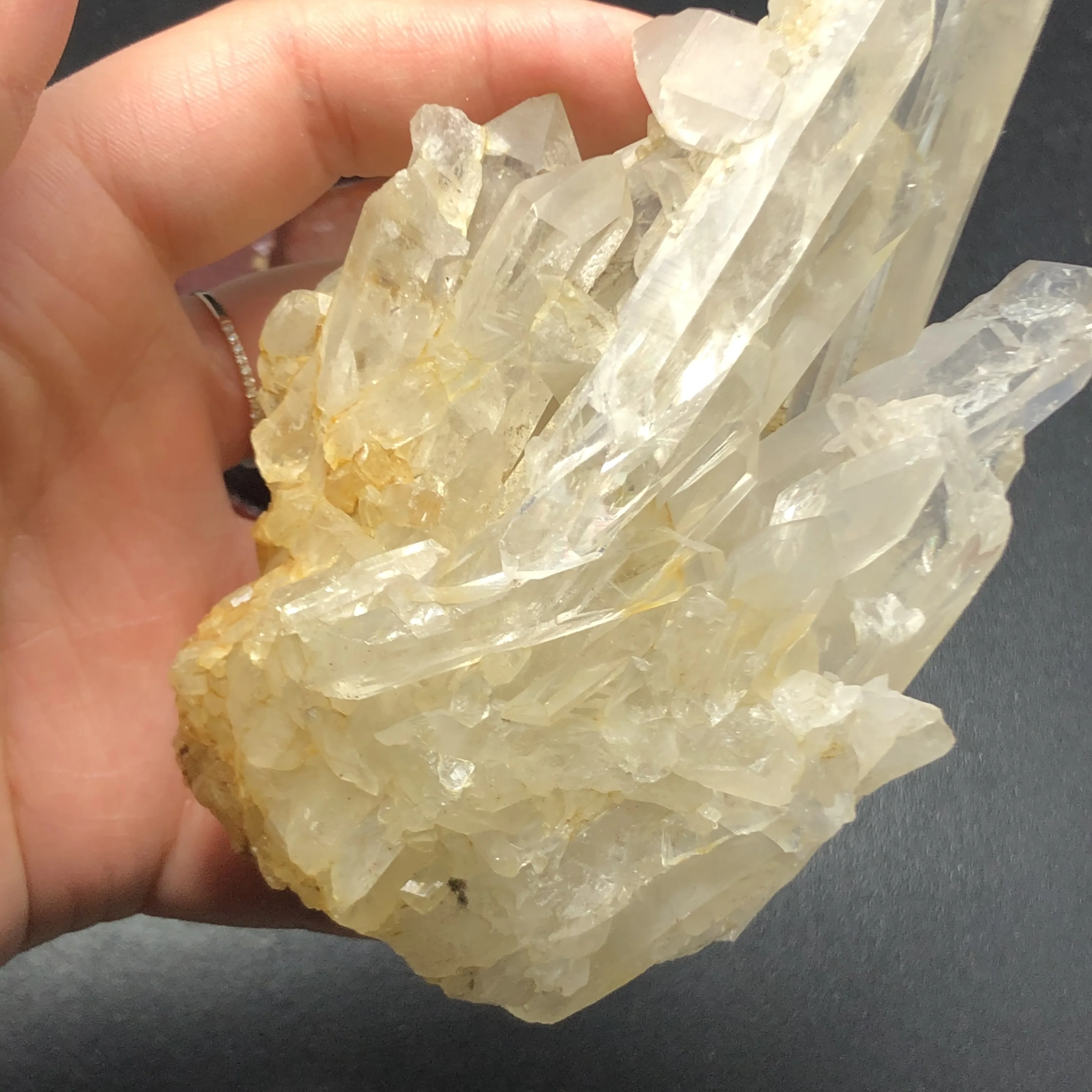 Натуральный прозрачный кластер кварцевого кристалла с подставкой основание