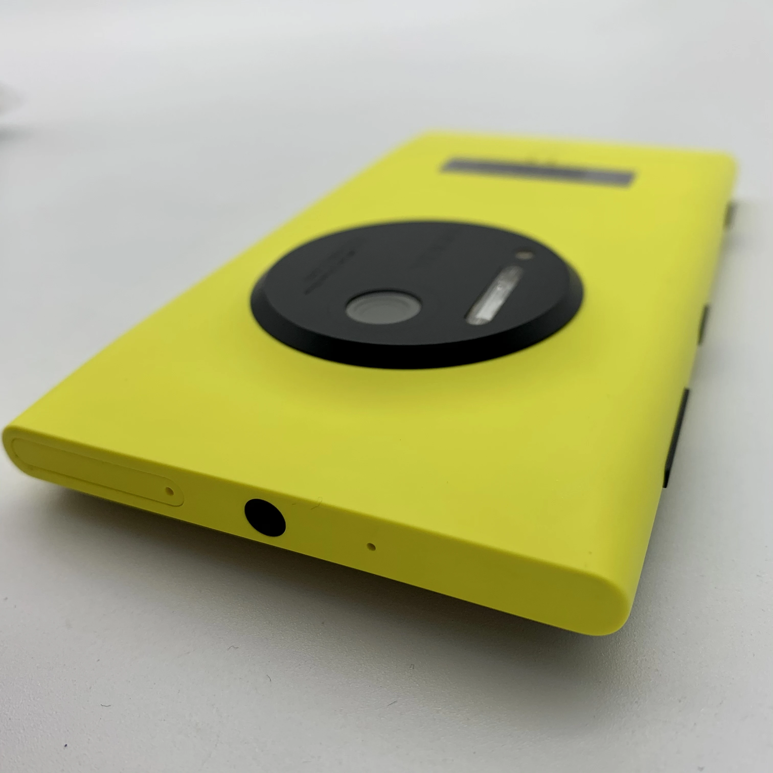 nokia lumia 1020 refurbished original lumia 1020 mobile phone 2 ram 32 rom phone 41mp gps 4 5capacitive touchscreen cell phone free global shipping