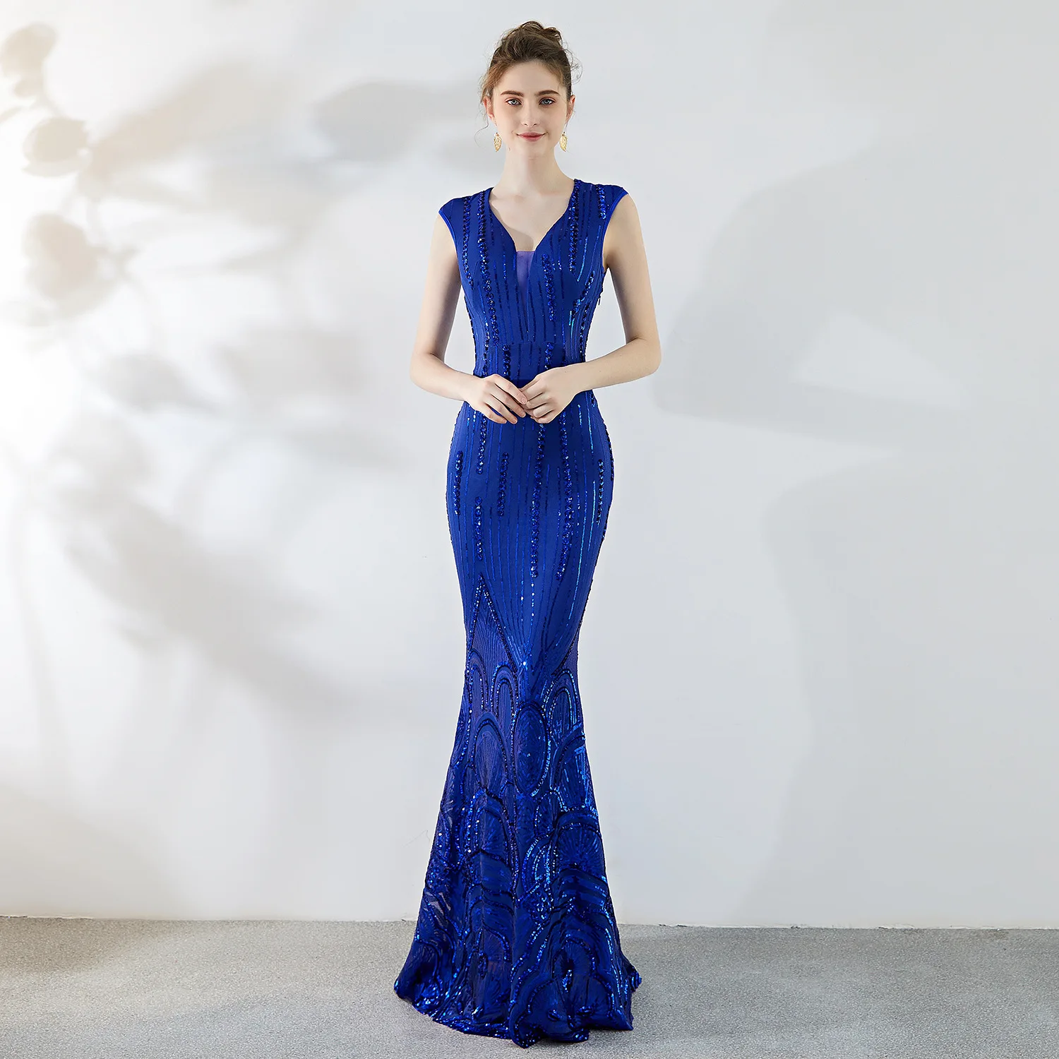 

Luxurious Wedding Party Mermaid V-Neck Long Sequined Appliques Beading Formal Evening Gown Women Elegant Royal Blue Prom Dress