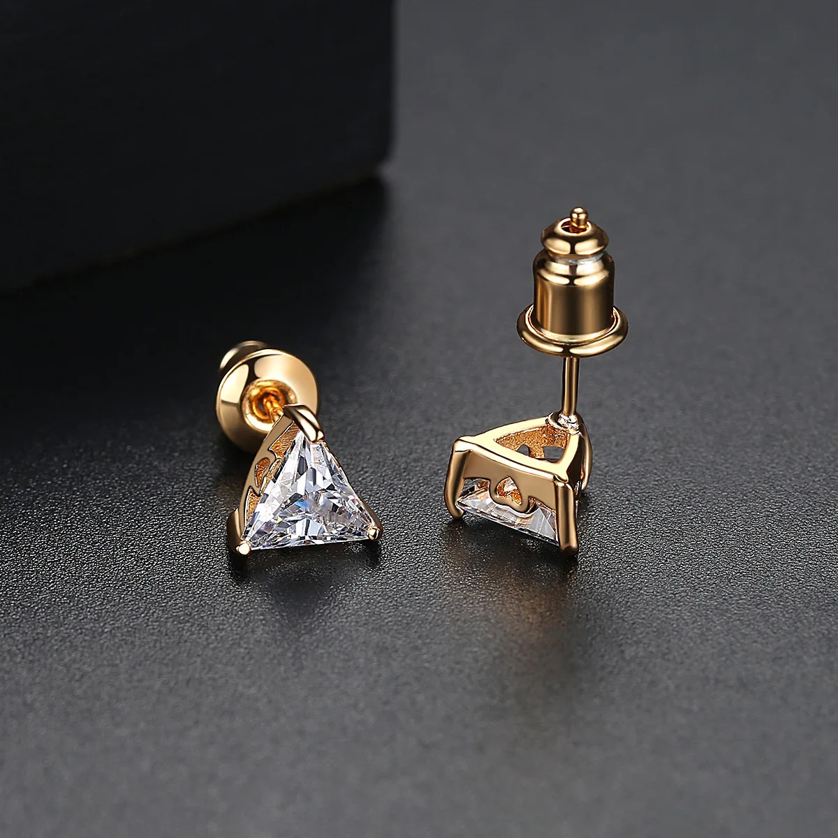 

Модные простые маленькие треугольные золотые серьги 3A с цирконом для женщин, модные ювелирные изделия, темпераментные женские серьги для п...
