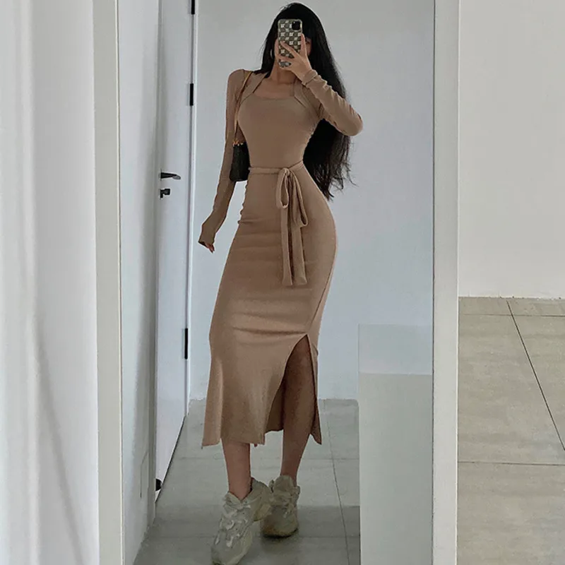 

Женское облегающее платье с высоким воротником, длинным рукавом и разрезом