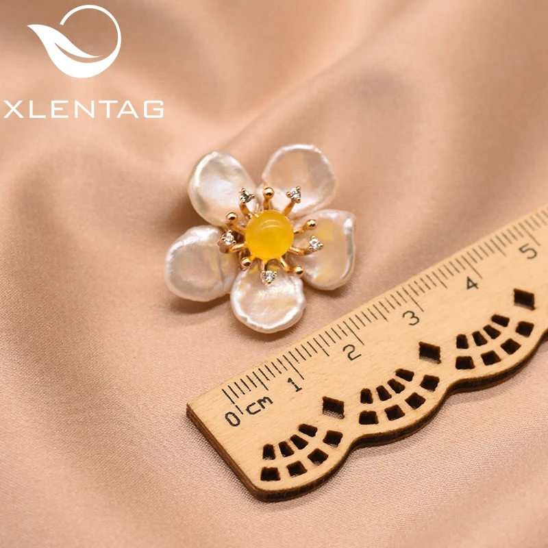 

XlentAg Baroque White Pearl Flower Brooch Pin For Women Girl Engagement Mom's Cute Fine Party Jewelry Regalos Para Mujer GO0349C