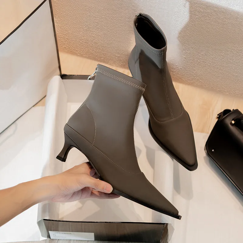 

Женские ботинки на молнии, до середины икры, на резиновой подошве