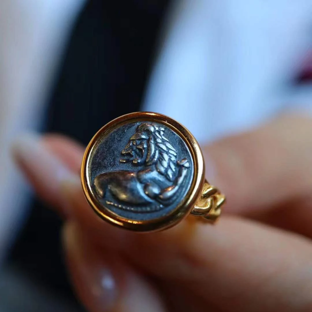 Дублирующее древнее греческое серебряное кольцо в виде льва |