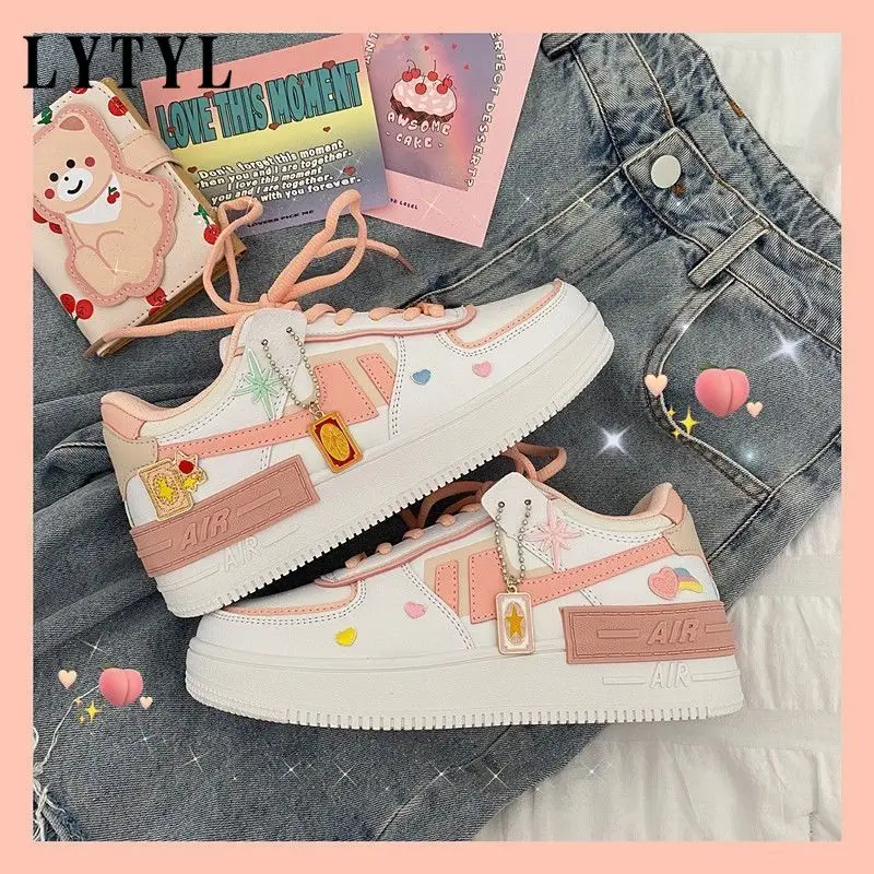 

2021 Fashion Spring New Designer Hot Sale Flat White Shoes Women Pink Low Cut Platform Pendant Decoration Canvas Casual Sneakers