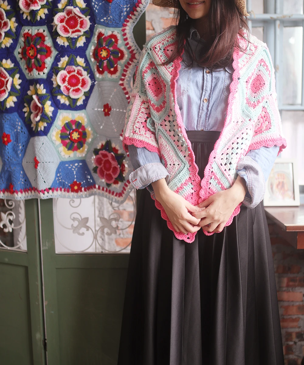 Женский шарф ручной работы вязаный крючком треугольный с розовыми цветами
