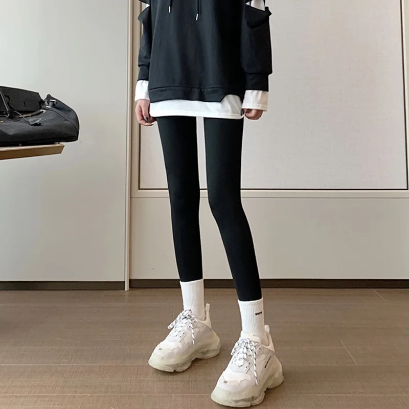 

Black Leggings Women Wear Shark Pants Outside in Spring and Autumn. They Are Slim at High Waist, Close in Abdomen and Hip