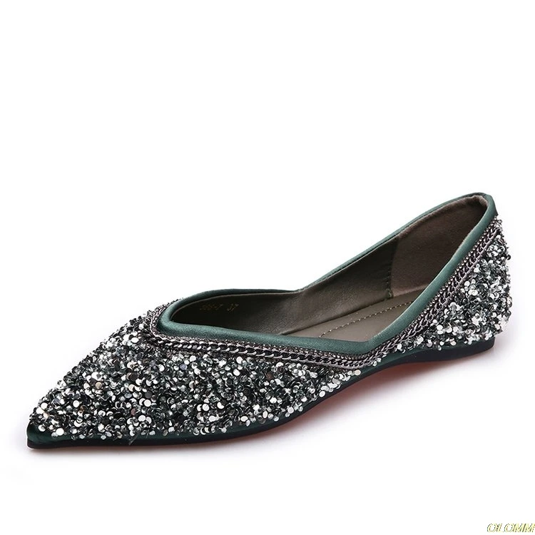 Женские дешевые шелковые туфли на плоской подошве с острым носком украшенные