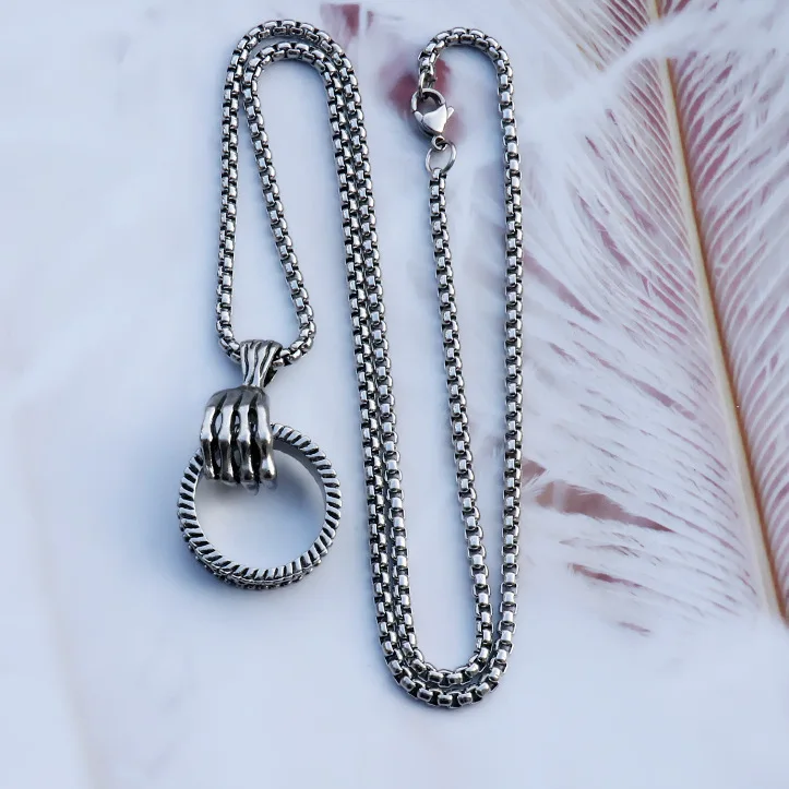 

Fashion 2021 New Arrival Punk Stainless Steel Chain Skull Hand Circle Pendant Necklace For Men Male Fashion Jewelry Gift