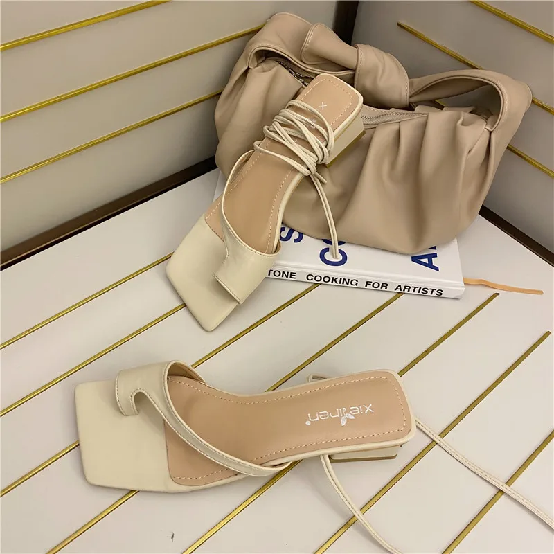 Модные женские сандалии с квадратным носком на низком каблуке брендовые