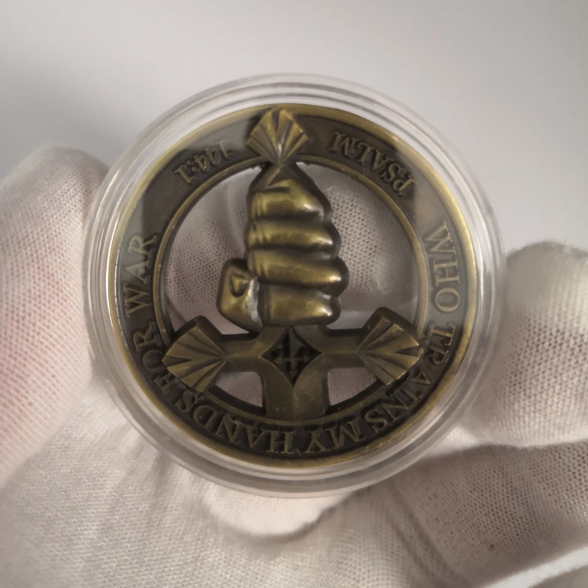 Религиозная медаль в память о Христе, святых и Библии, изготовленная из бронзы в виде полого кулака. Слова "Ancient Bronze Collection Lucky Medal on" не являются названием товара, а скорее описание его характеристик.