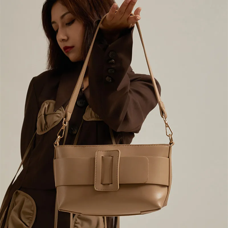 

High-quality Leather High-quality Retro Female Baguette Bag 021 New Simple Leather Buckle Decoration One-shoulder Diagonal Bag