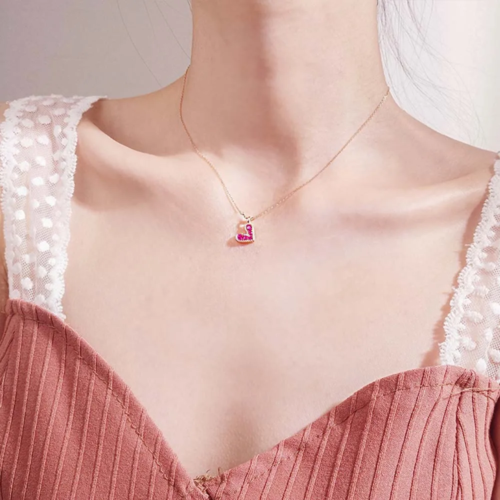 Цепочка в минималистском стиле с кулоном виде сердца из красного кубического