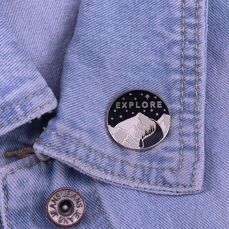 Булавка для изучения природы снега горы дерева пейзажа диких приключений