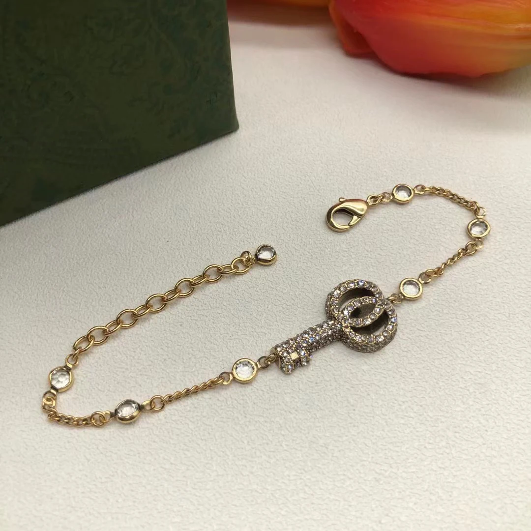 

Изысканный женский браслет-цепочка из серебра 925 пробы с фианитами