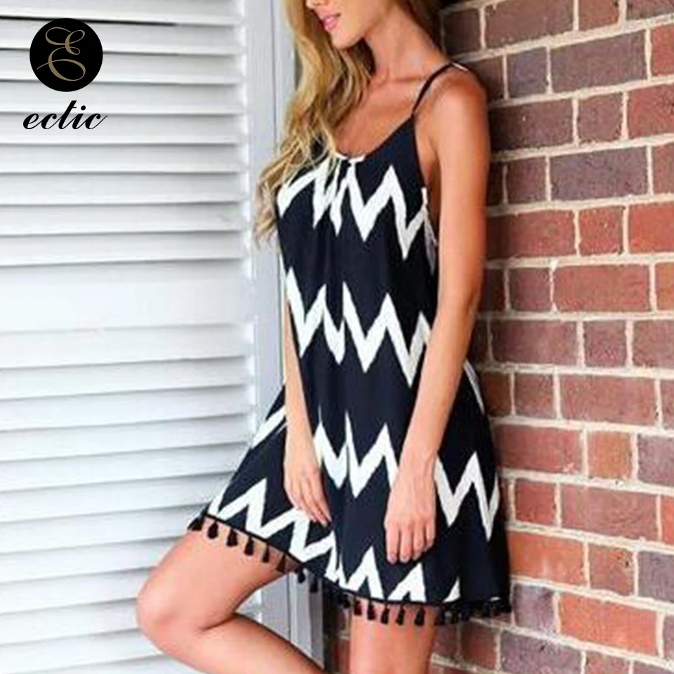 Вечерние нее платье с бахромой и кисточками черное белое в полоску волнистыми