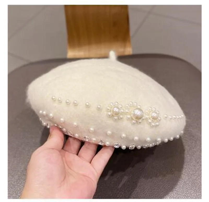 Женский шерстяной берет элегантный винтажный с жемчужинами и надписью теплый