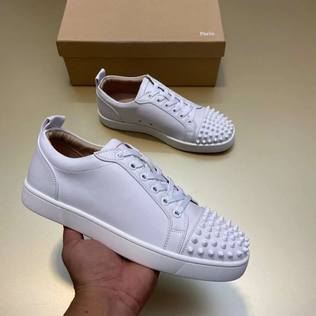 

Кроссовки мужские из натуральной кожи на плоской подошве, с заклепками