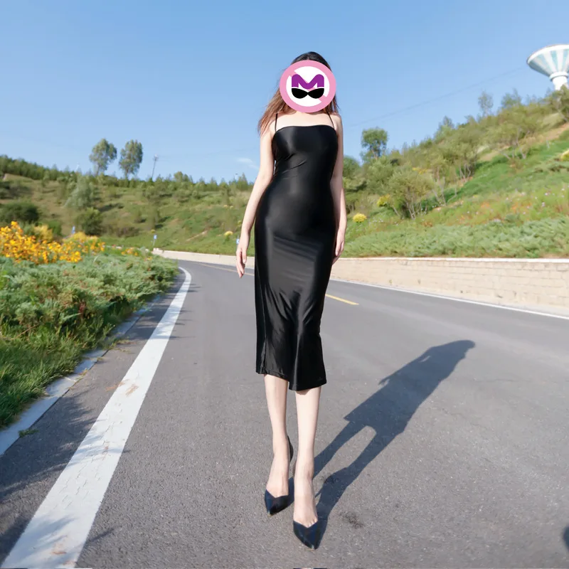 Бандажное платье на бретельках с вырезами и открытой спиной откровенное