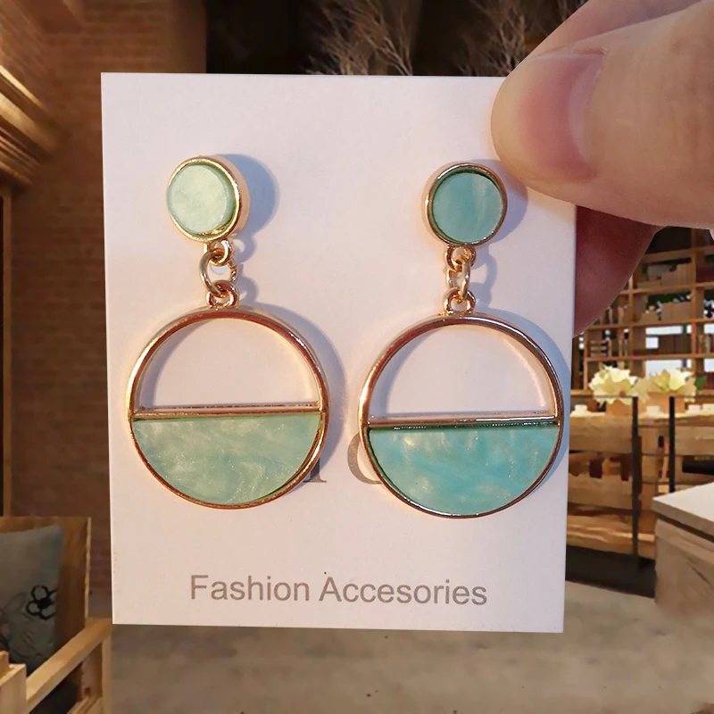 Женские акриловые серьги-подвески эффектные геометрические серьги круглой