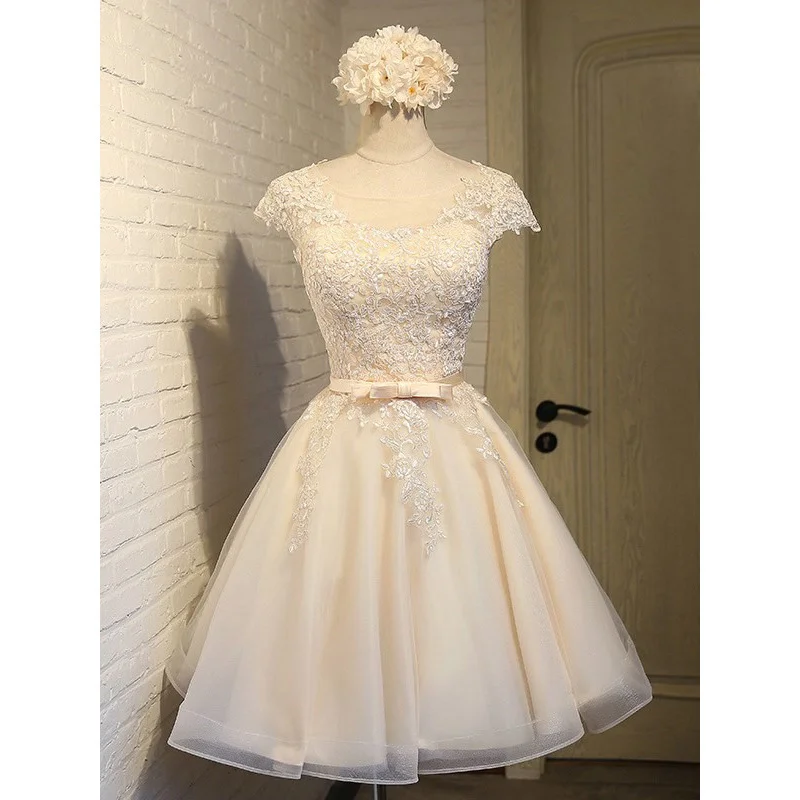 

Charming Champagne Homecoming Dresses Scoop Short Sleeves Prom Gowns Lace Knee-Length A-Line Party Dresses Graduation Gowns