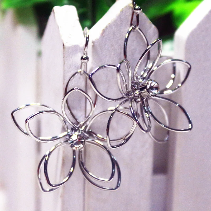 Женские серьги 2021 Корейская версия Простые полые двухслойные Цветочные